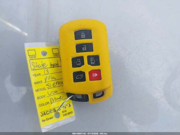 2013 TOYOTA SIENNA XLE V6 8 PASSENGER