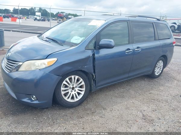 2013 TOYOTA SIENNA XLE V6 8 PASSENGER
