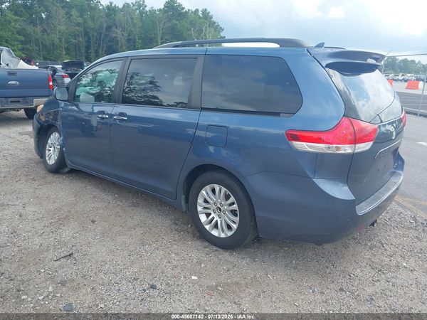 2013 TOYOTA SIENNA XLE V6 8 PASSENGER