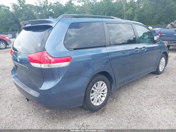 2013 TOYOTA SIENNA XLE V6 8 PASSENGER