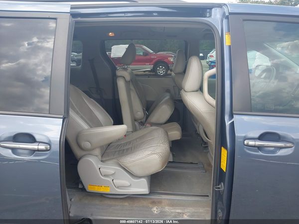 2013 TOYOTA SIENNA XLE V6 8 PASSENGER