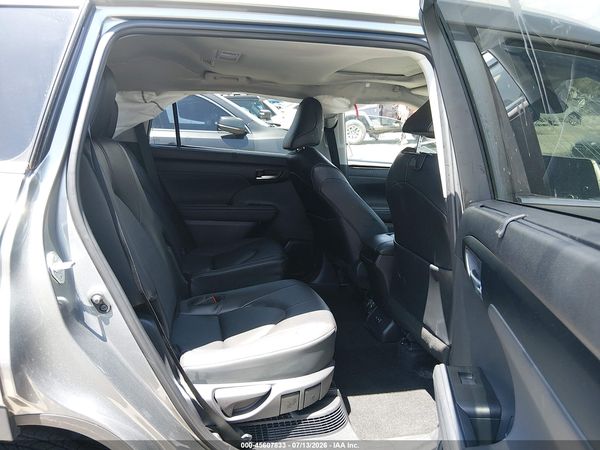 2026 TOYOTA HIGHLANDER HYBRID XLE — I8