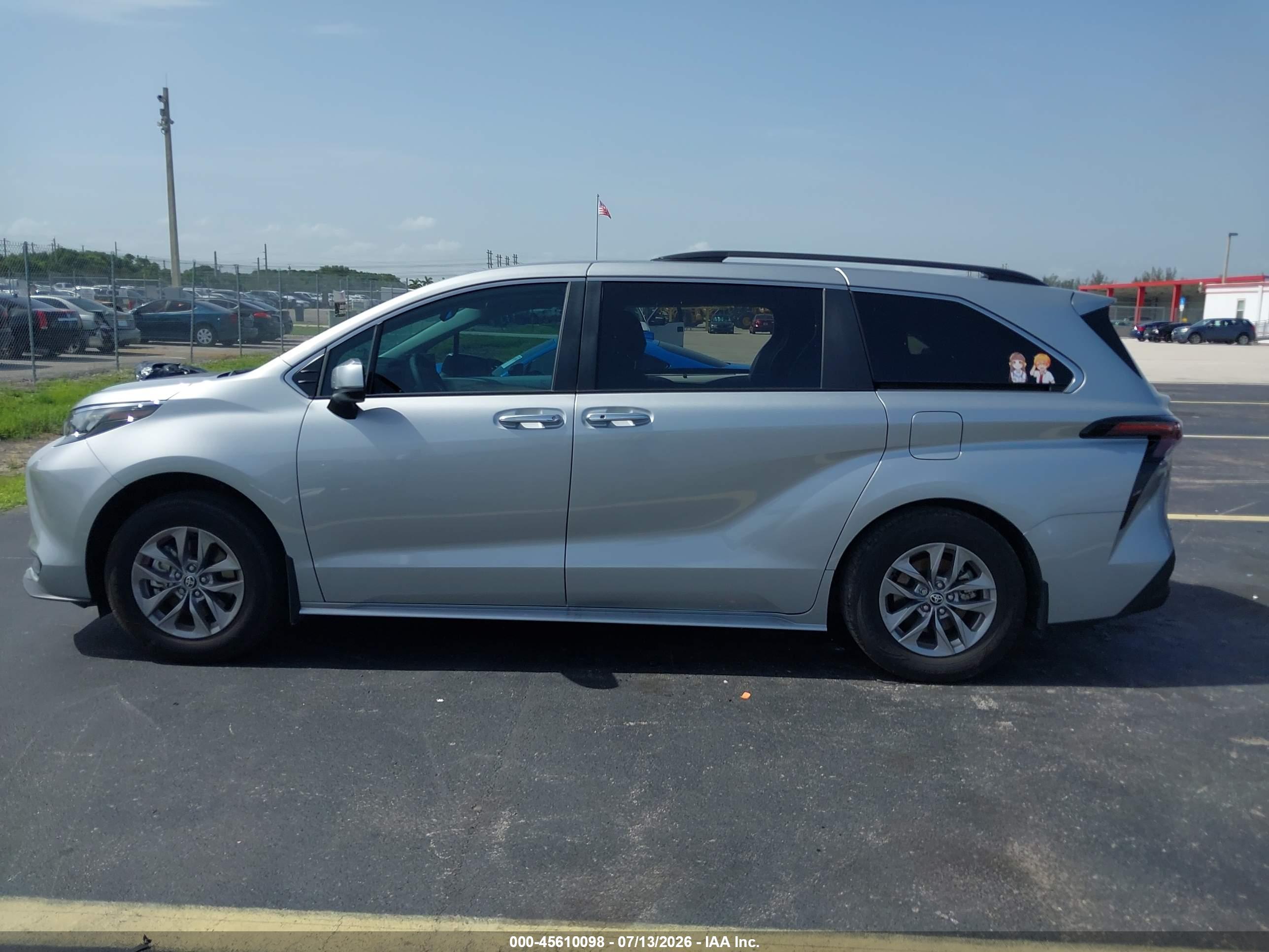 2025 TOYOTA SIENNA XLE