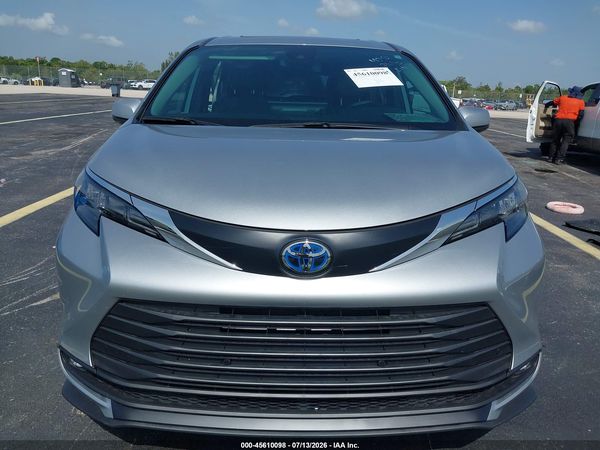 2025 TOYOTA SIENNA XLE