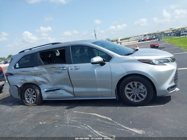 2025 TOYOTA SIENNA XLE