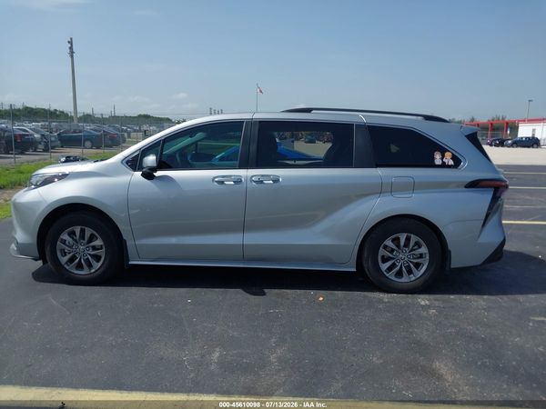 2025 TOYOTA SIENNA XLE