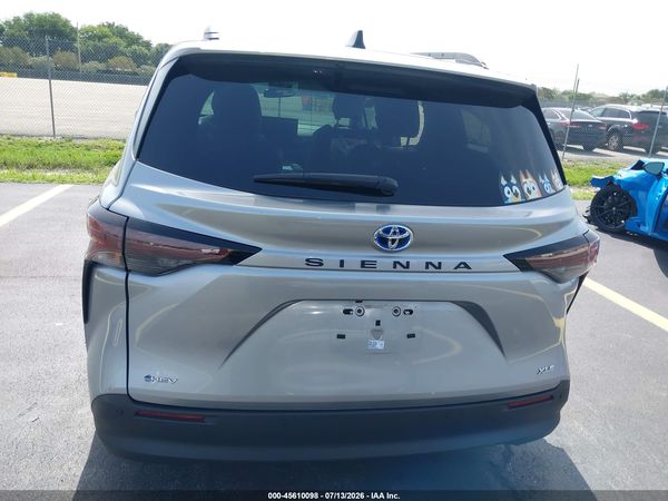 2025 TOYOTA SIENNA XLE
