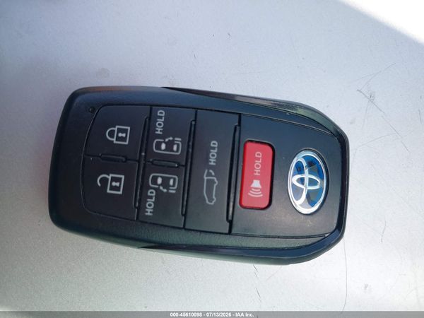 2025 TOYOTA SIENNA XLE