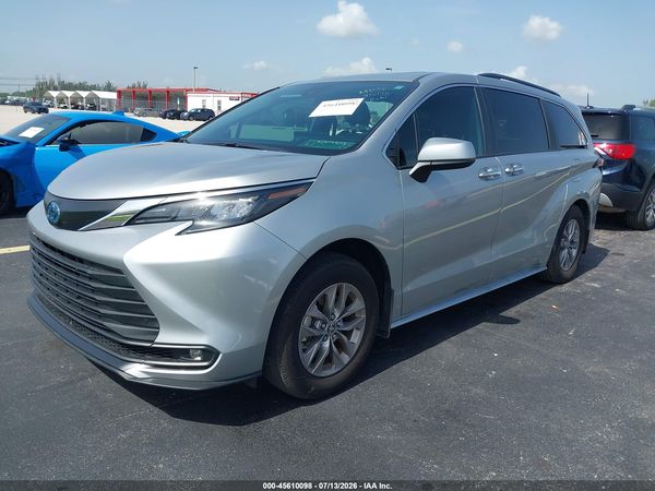 2025 TOYOTA SIENNA XLE