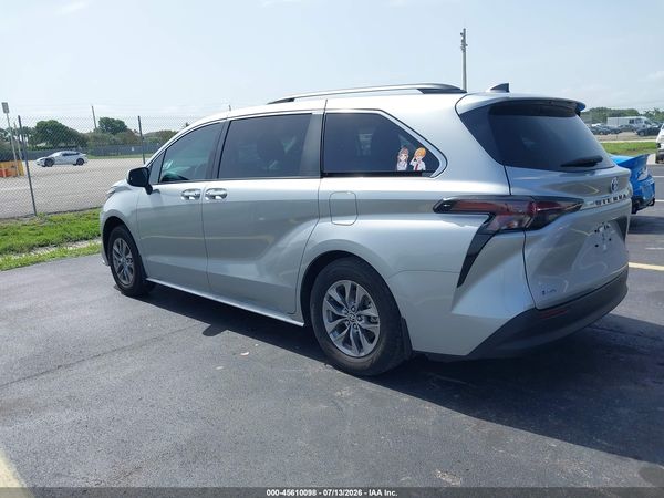 2025 TOYOTA SIENNA XLE