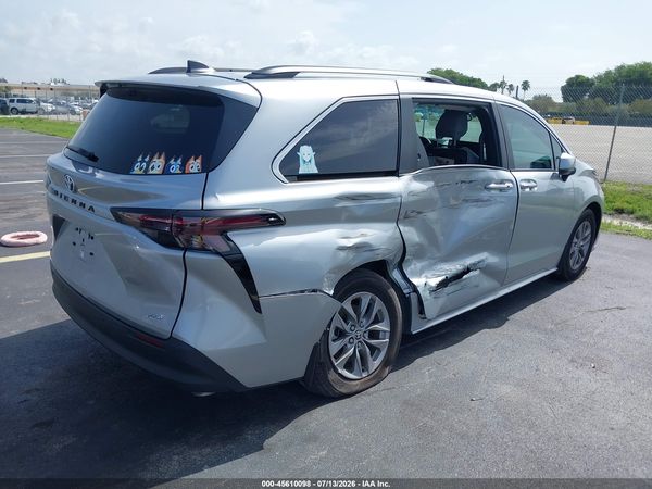 2025 TOYOTA SIENNA XLE