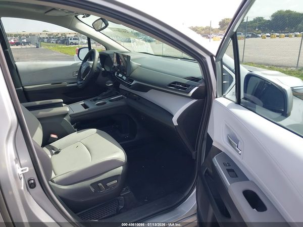 2025 TOYOTA SIENNA XLE