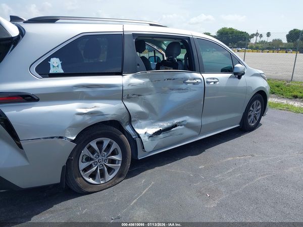 2025 TOYOTA SIENNA XLE