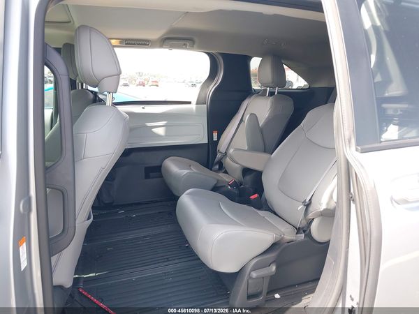 2025 TOYOTA SIENNA XLE