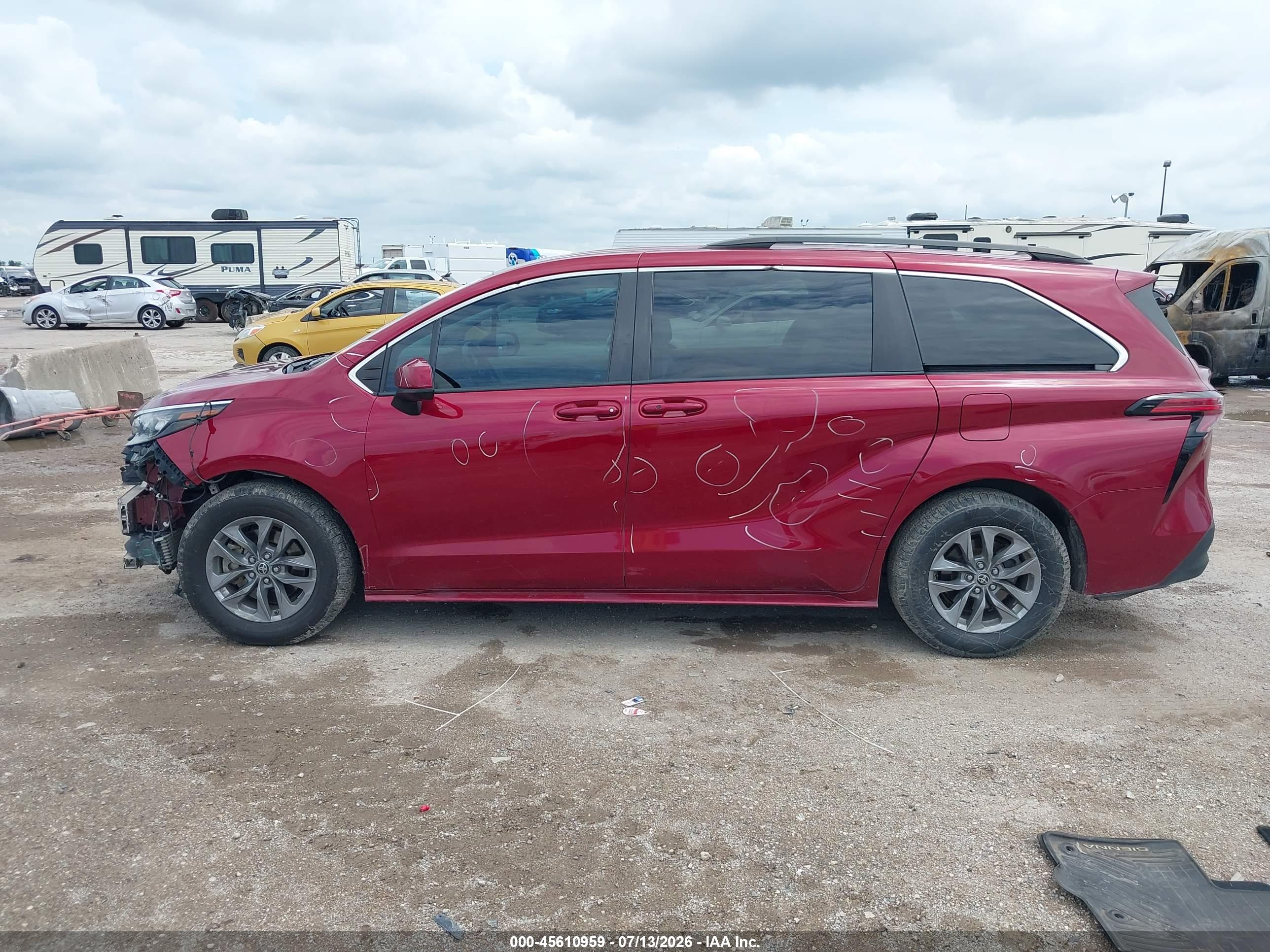 2022 TOYOTA SIENNA LE