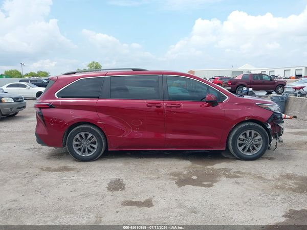 2022 TOYOTA SIENNA LE