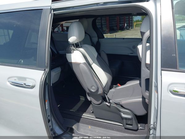 2024 TOYOTA SIENNA XSE — I8