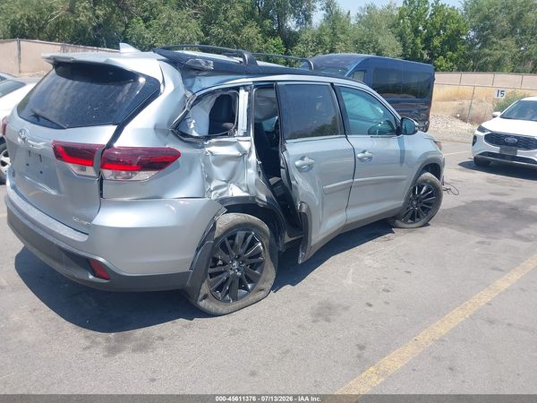 2019 TOYOTA HIGHLANDER SE