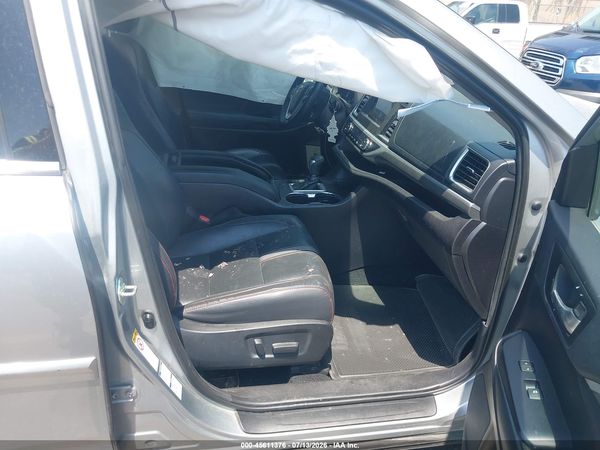 2019 TOYOTA HIGHLANDER SE