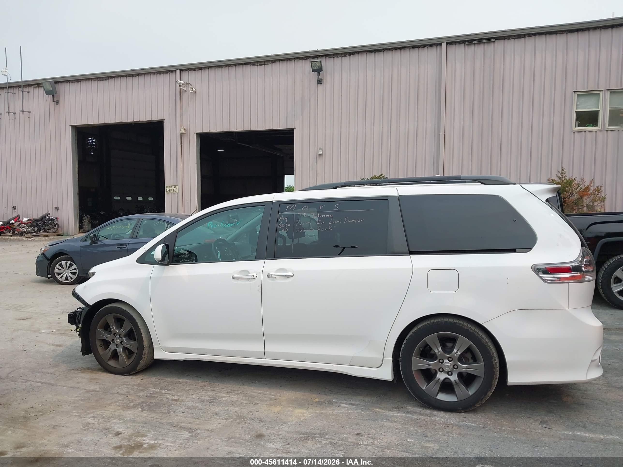 2015 TOYOTA SIENNA SE PREMIUM 8 PASSENGER
