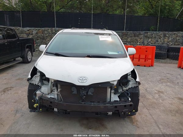 2015 TOYOTA SIENNA SE PREMIUM 8 PASSENGER