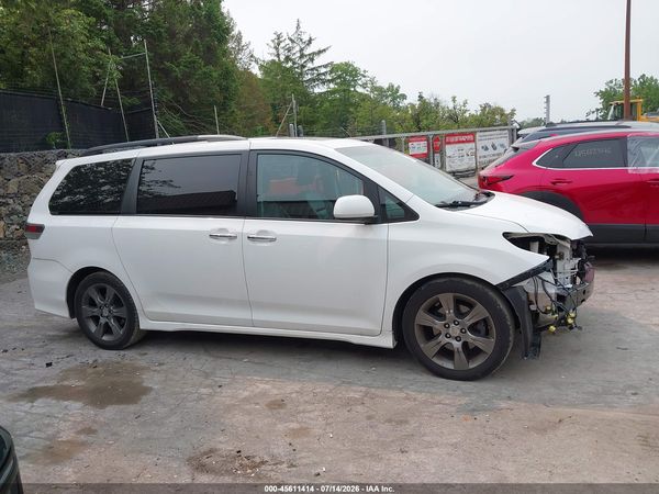2015 TOYOTA SIENNA SE PREMIUM 8 PASSENGER