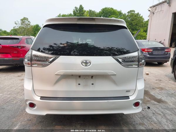 2015 TOYOTA SIENNA SE PREMIUM 8 PASSENGER