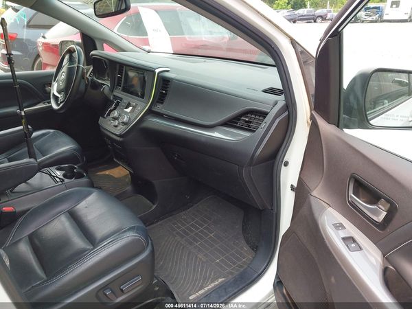 2015 TOYOTA SIENNA SE PREMIUM 8 PASSENGER