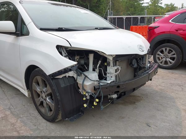 2015 TOYOTA SIENNA SE PREMIUM 8 PASSENGER