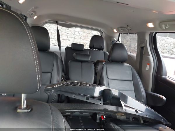 2015 TOYOTA SIENNA SE PREMIUM 8 PASSENGER