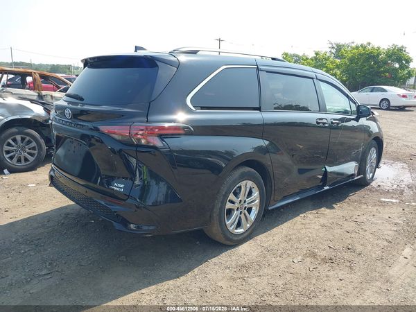 2022 TOYOTA SIENNA XSE — I4