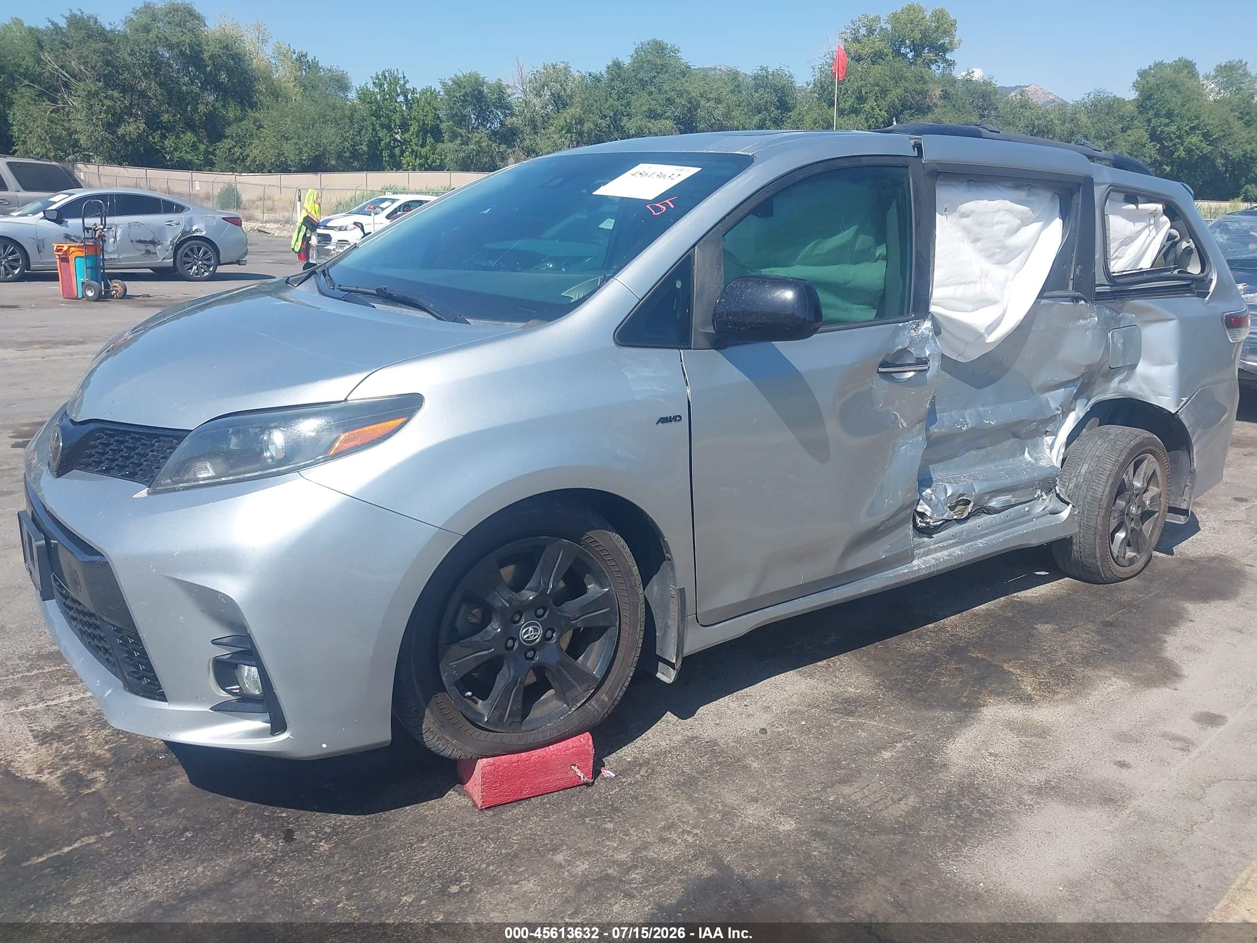 2020 TOYOTA SIENNA SE PREMIUM — I2