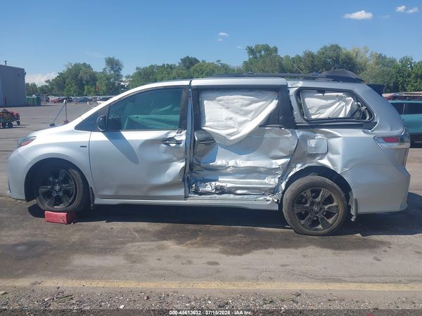 2020 TOYOTA SIENNA SE PREMIUM — I117