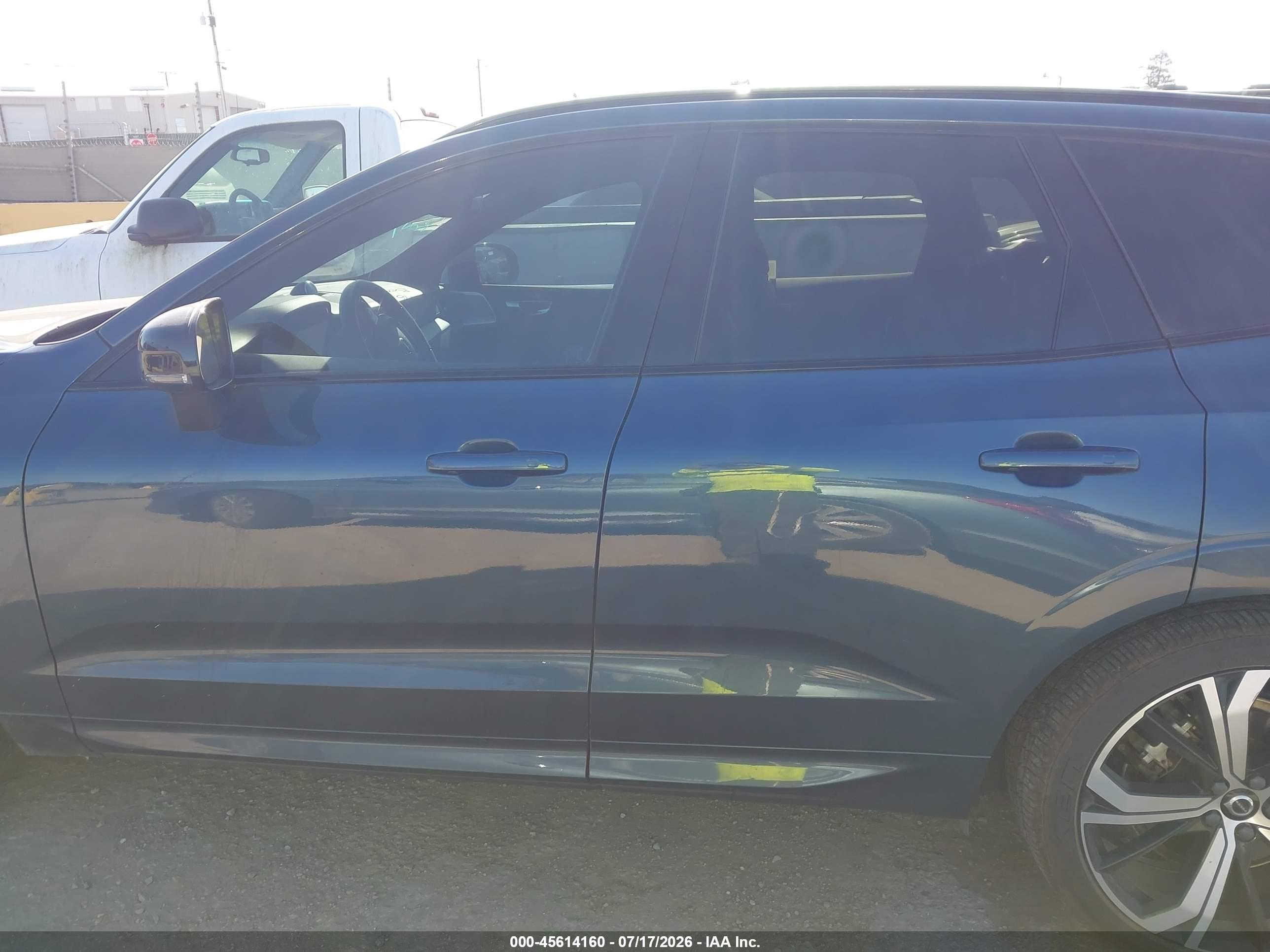 2022 VOLVO XC60 B5 R-DESIGN