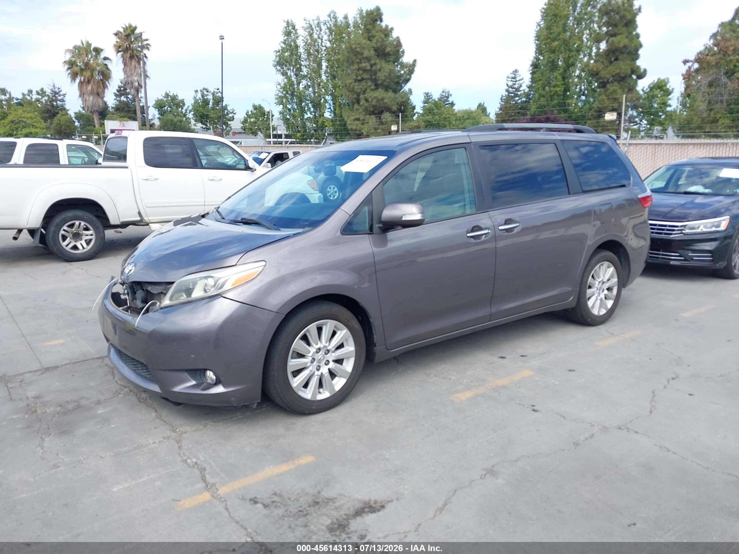 2015 TOYOTA SIENNA — I2