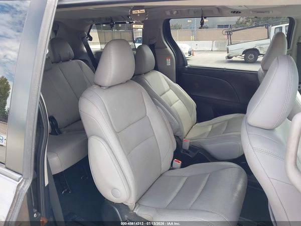 2015 TOYOTA SIENNA — I8