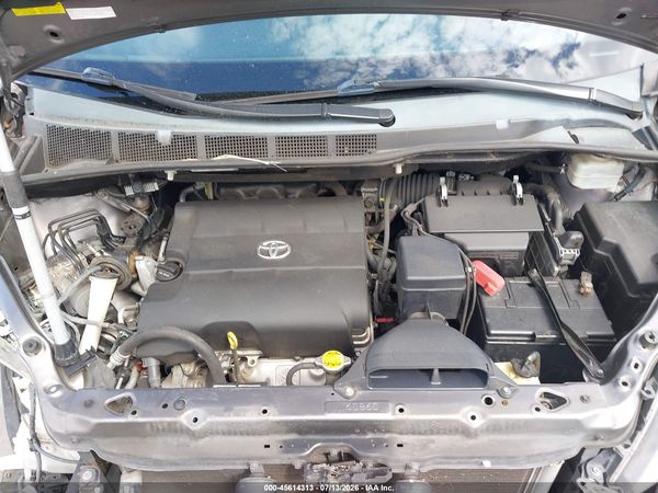 2015 TOYOTA SIENNA — I10