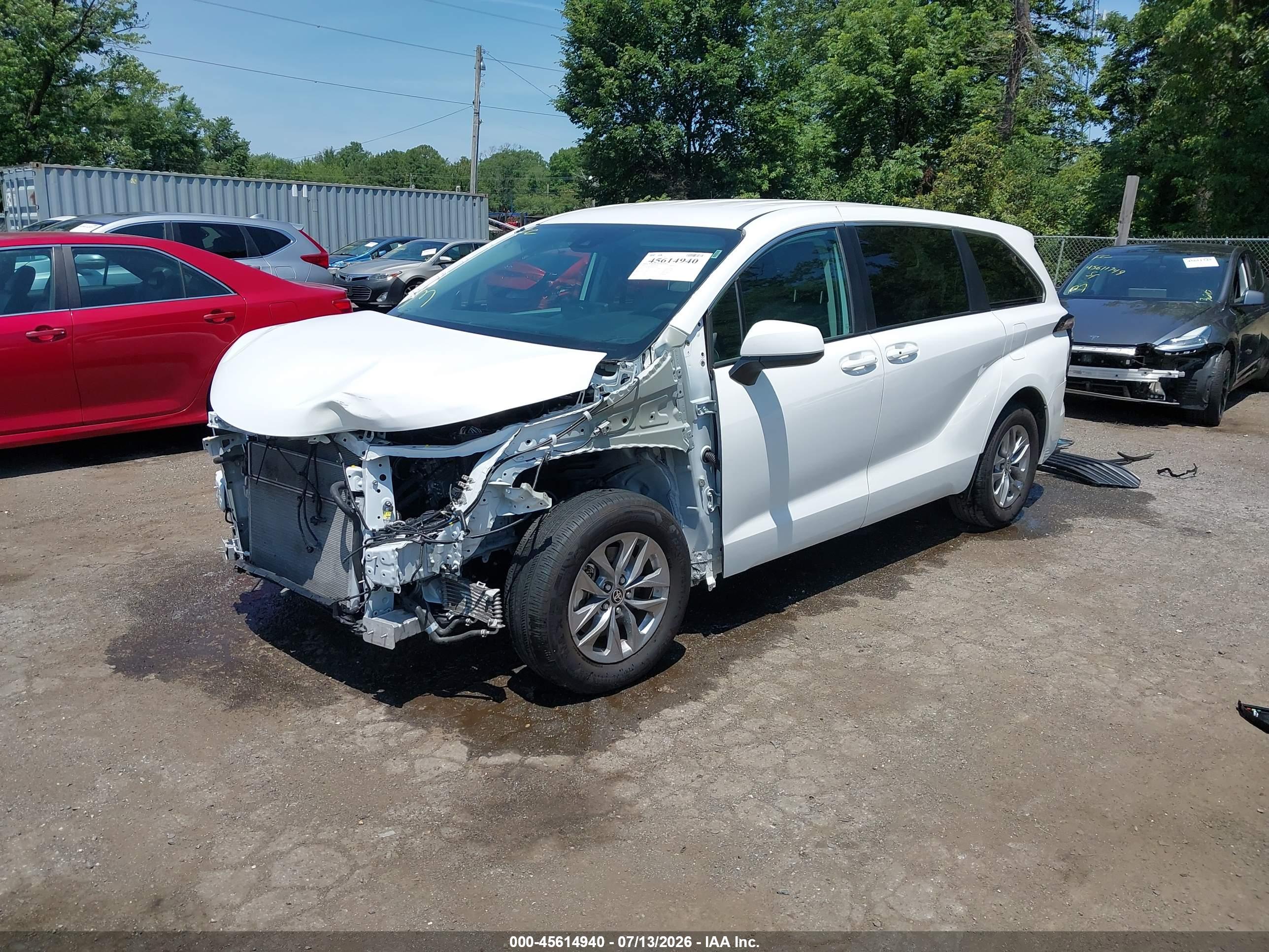 2024 TOYOTA SIENNA LE — I2