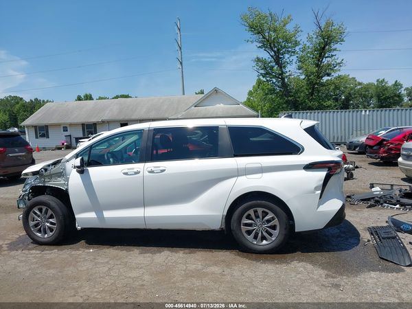 2024 TOYOTA SIENNA LE — I117