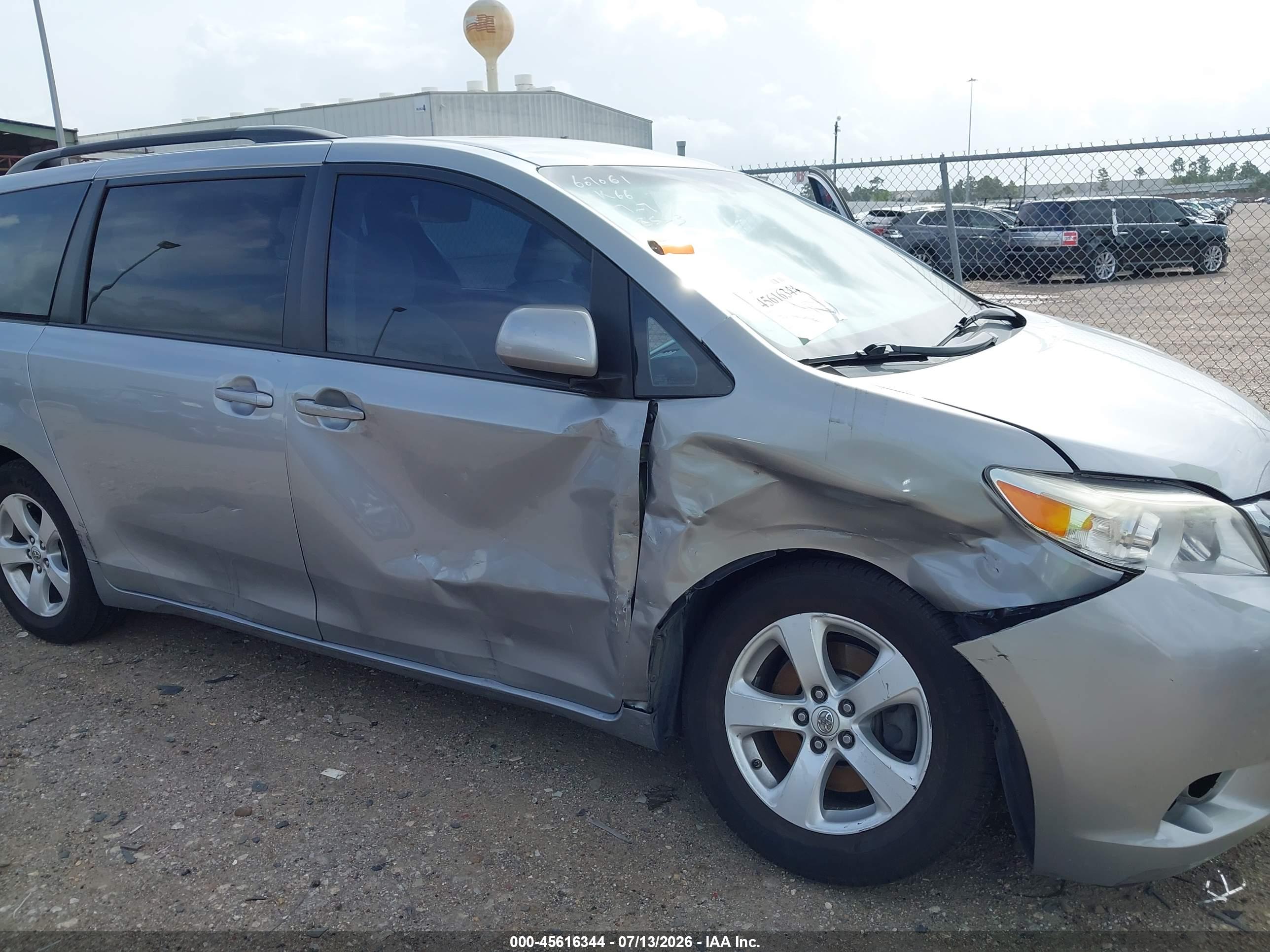 2016 TOYOTA SIENNA LE 8 PASSENGER