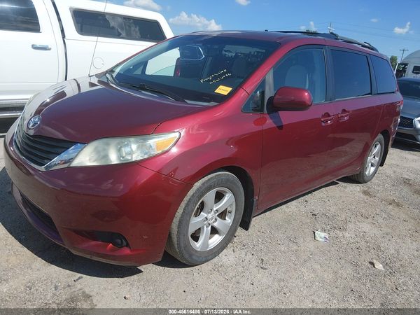 2013 TOYOTA SIENNA — I2