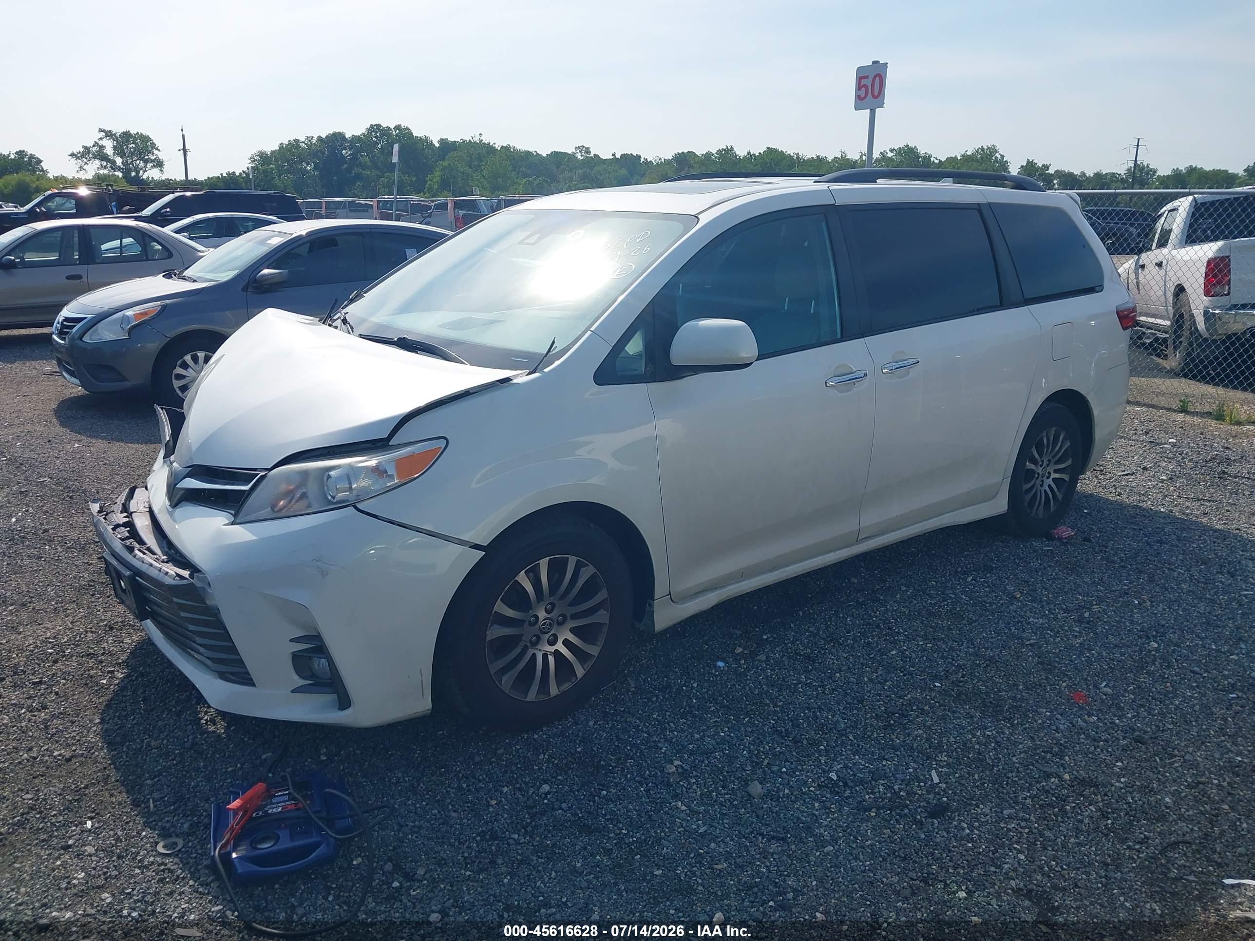 2020 TOYOTA SIENNA XLE — I2