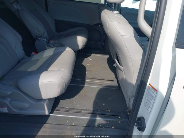 2020 TOYOTA SIENNA XLE — I8