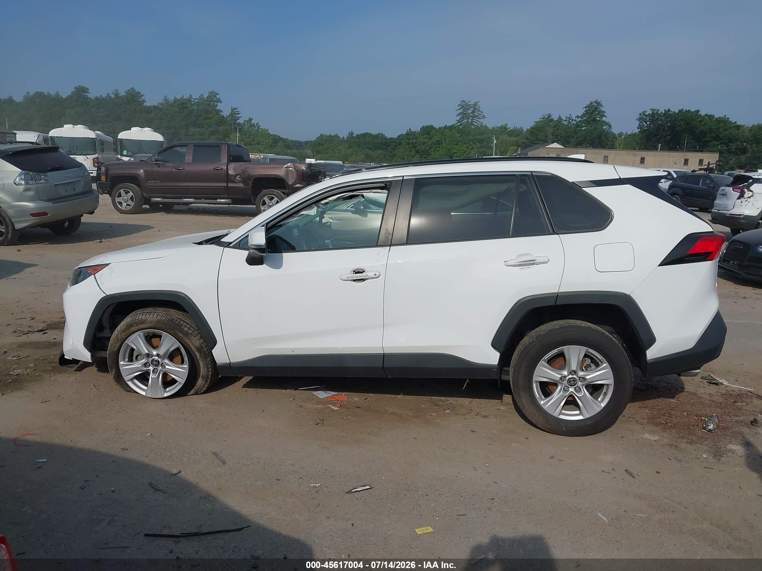 2021 TOYOTA RAV4 XLE