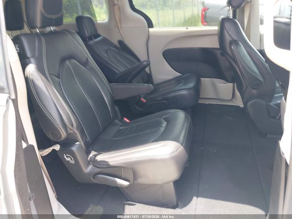 2022 CHRYSLER PACIFICA TOURING L — I8