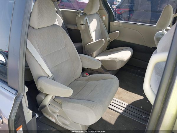 2015 TOYOTA SIENNA LE 8 PASSENGER — I8
