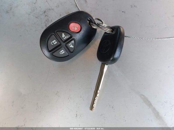 2015 TOYOTA SIENNA LE 8 PASSENGER — I11