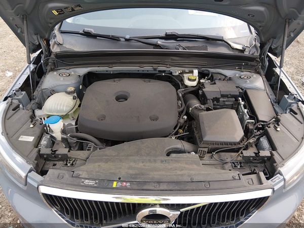 2022 VOLVO XC40 T5 MOMENTUM
