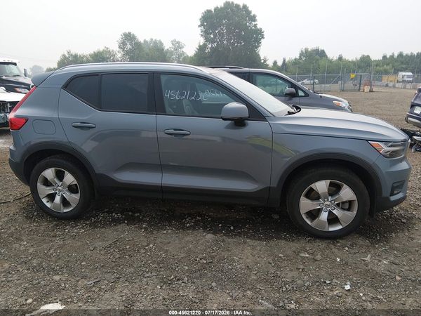 2022 VOLVO XC40 T5 MOMENTUM