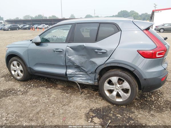2022 VOLVO XC40 T5 MOMENTUM